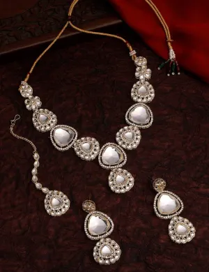 Anika Polki Uncut Kundan Set.